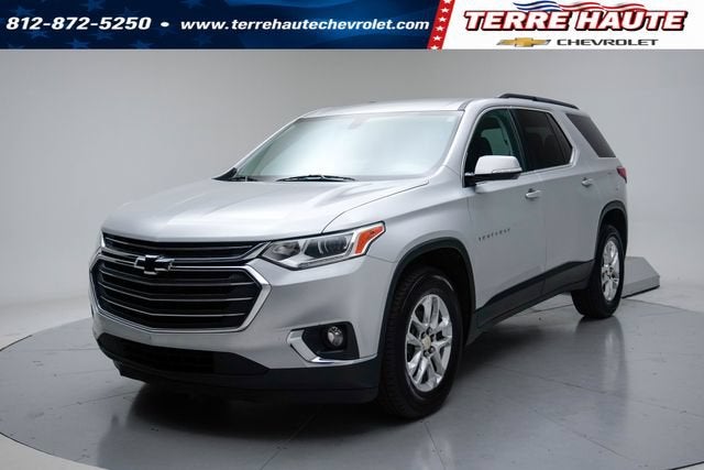 2020 Chevrolet Traverse LT Cloth in Silver Ice Metallic — front three-quarter view