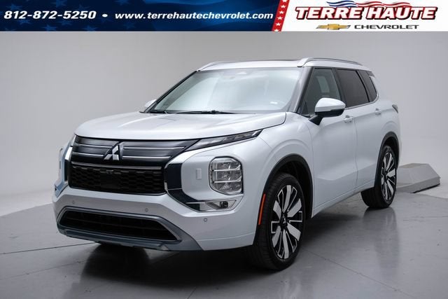2025 Mitsubishi Outlander SEL in Black — front three-quarter view
